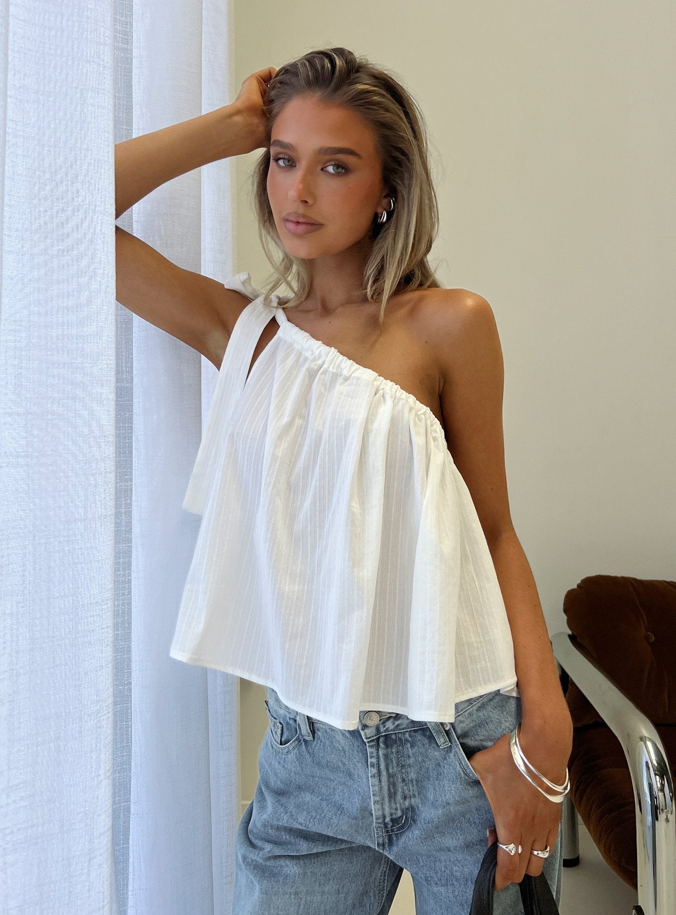 Top de un solo hombro blanco