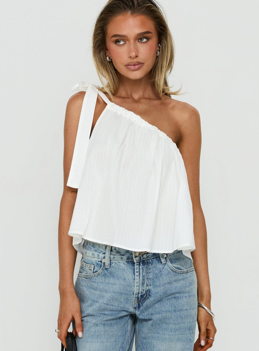 Top de un solo hombro blanco