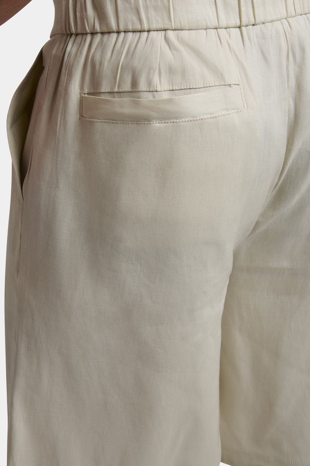 LOS PANTALONES CORTOS DE LINO