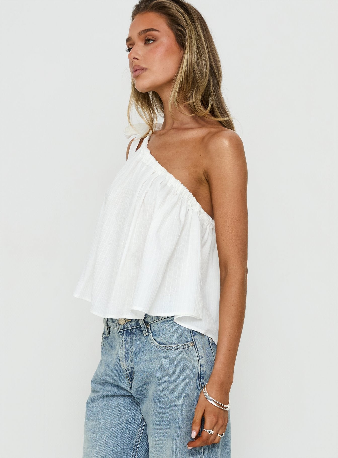 Top de un solo hombro blanco