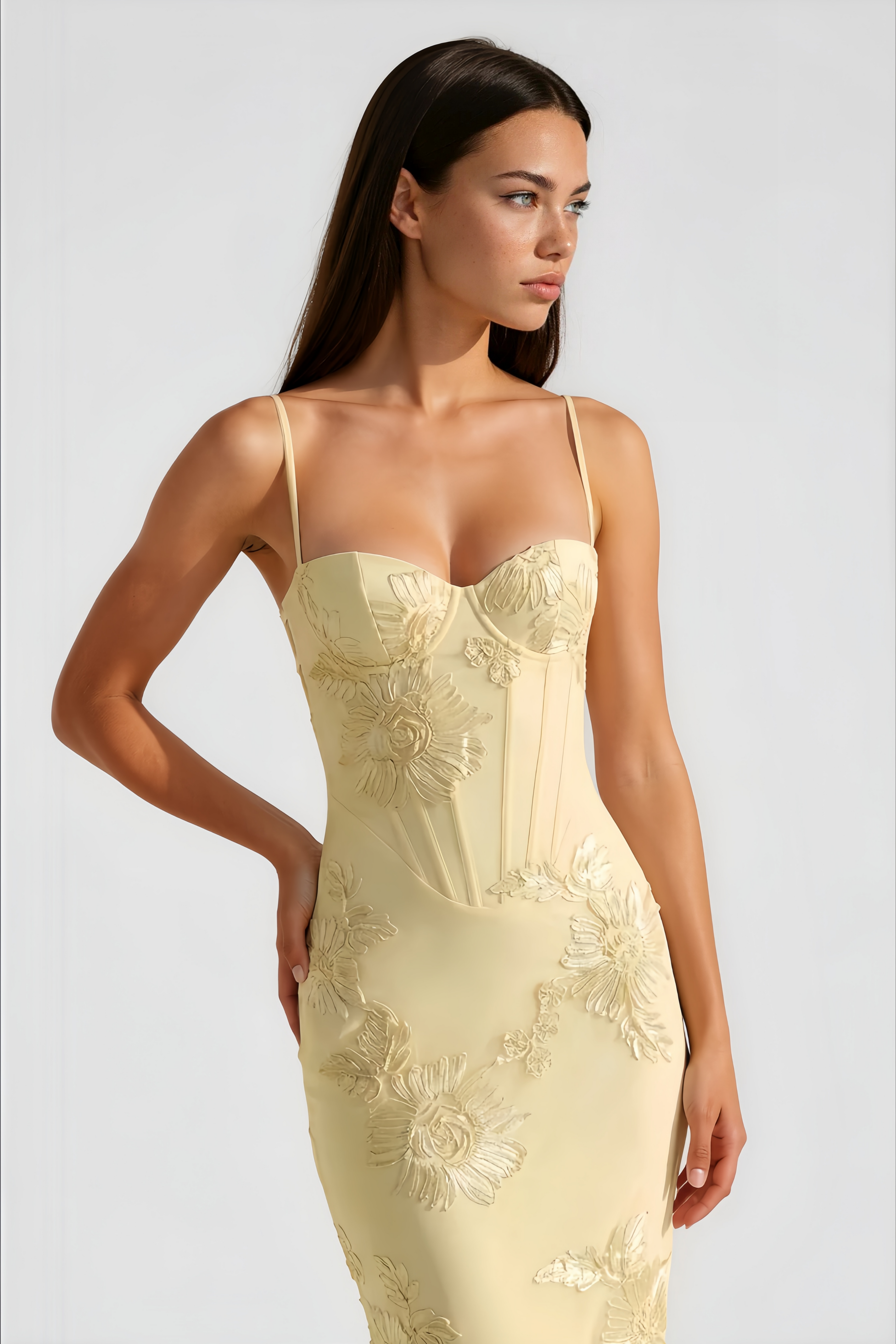 Vestido largo tipo corsé con apliques florales amarillos