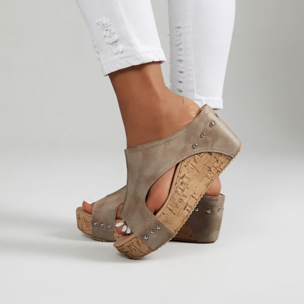 Zapatillas de plataforma de corcho con tachuelas y estilo bohemio