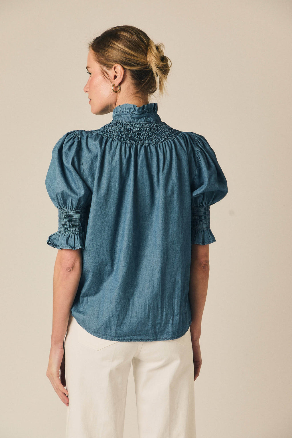 Camisa con frunce y manga corta azul