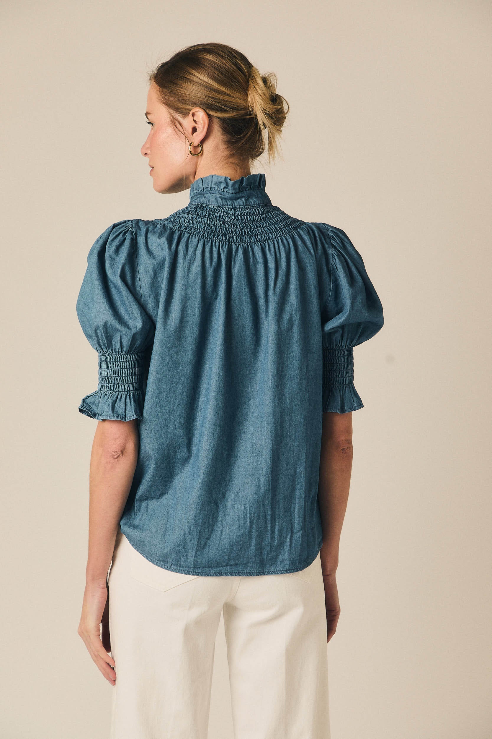Camisa con frunce y manga corta azul
