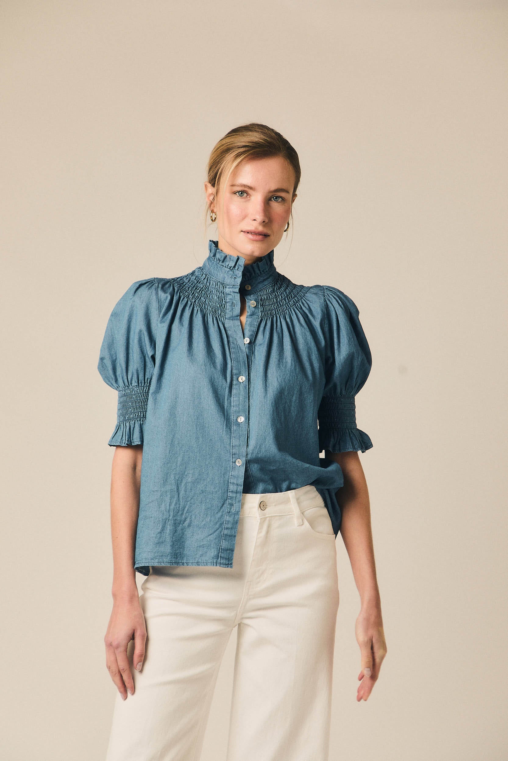 Camisa con frunce y manga corta azul
