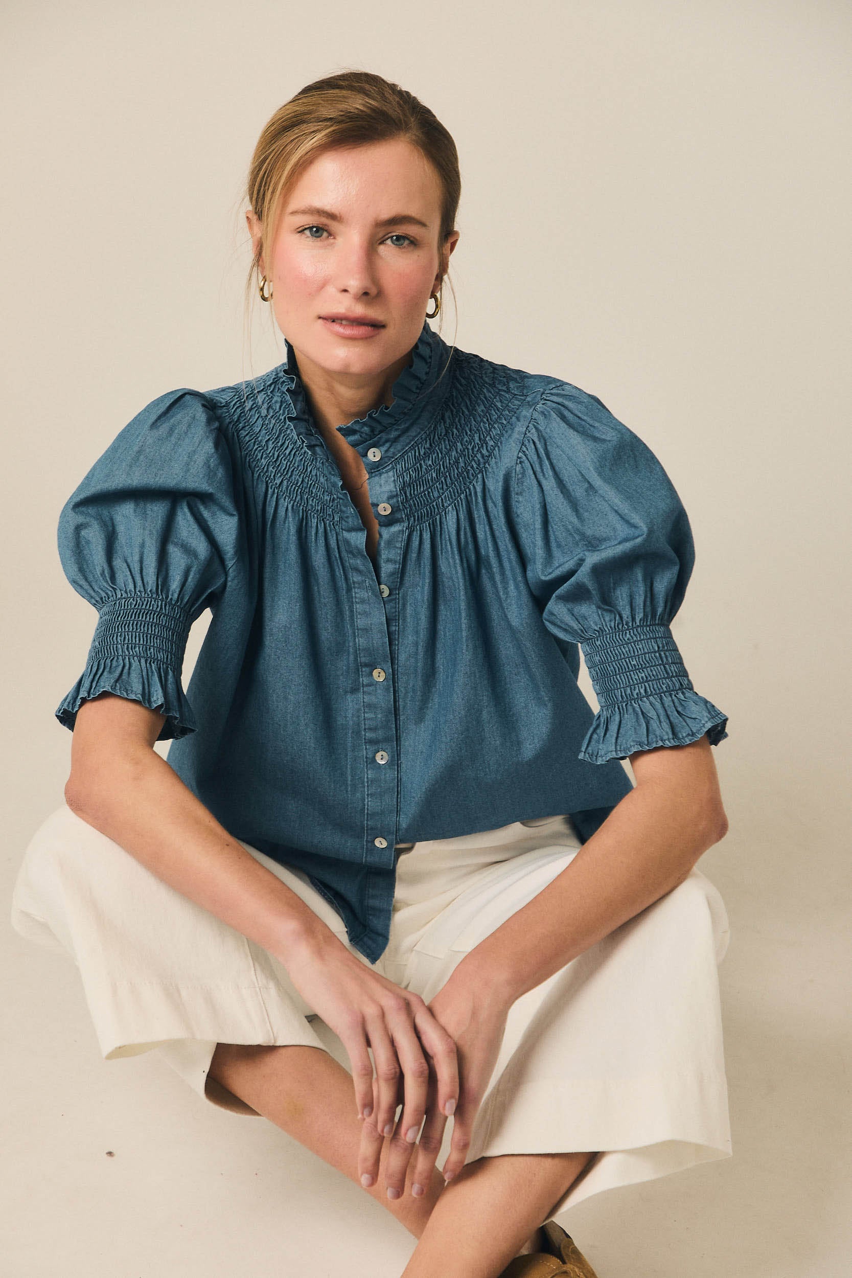 Camisa con frunce y manga corta azul