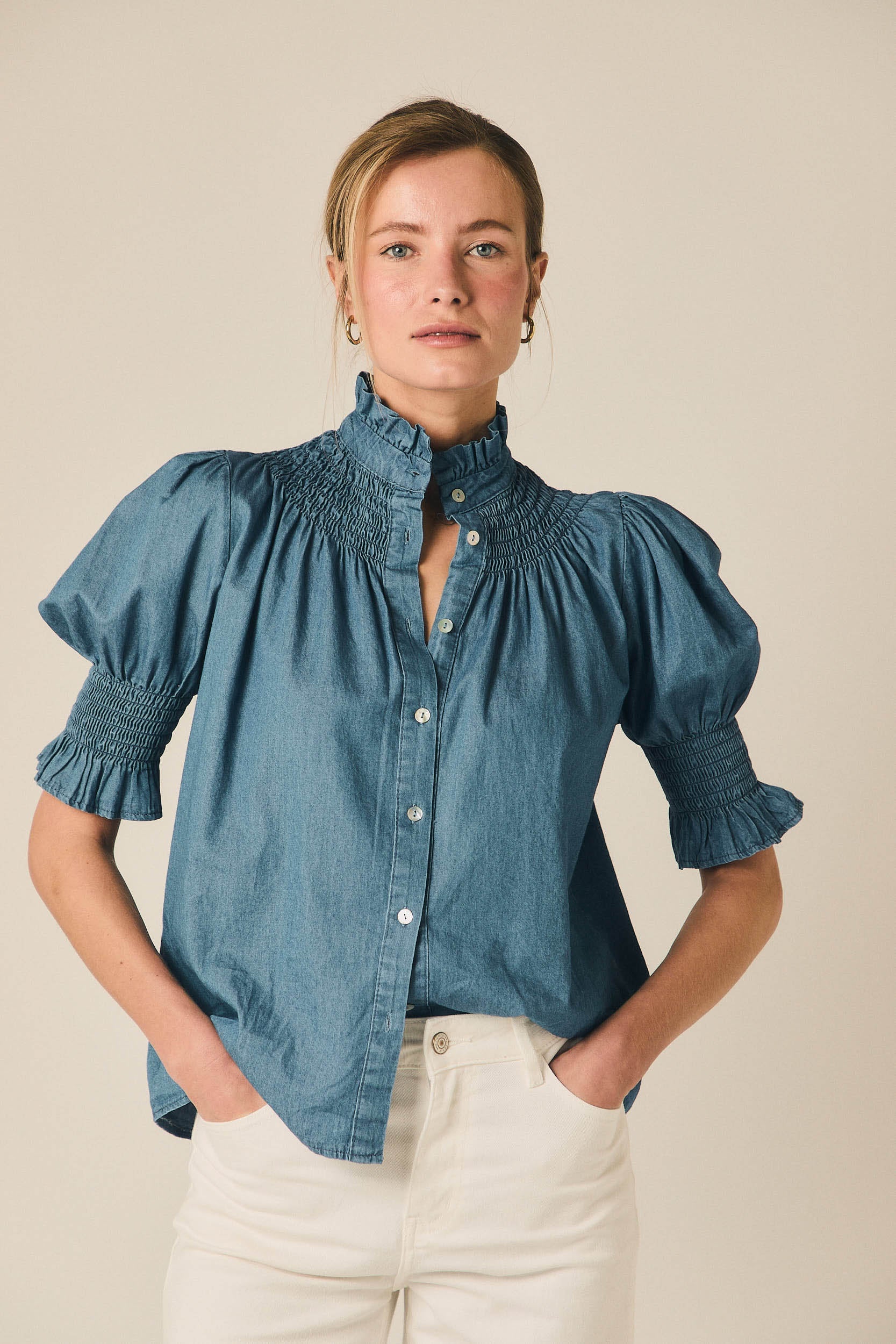 Camisa con frunce y manga corta azul