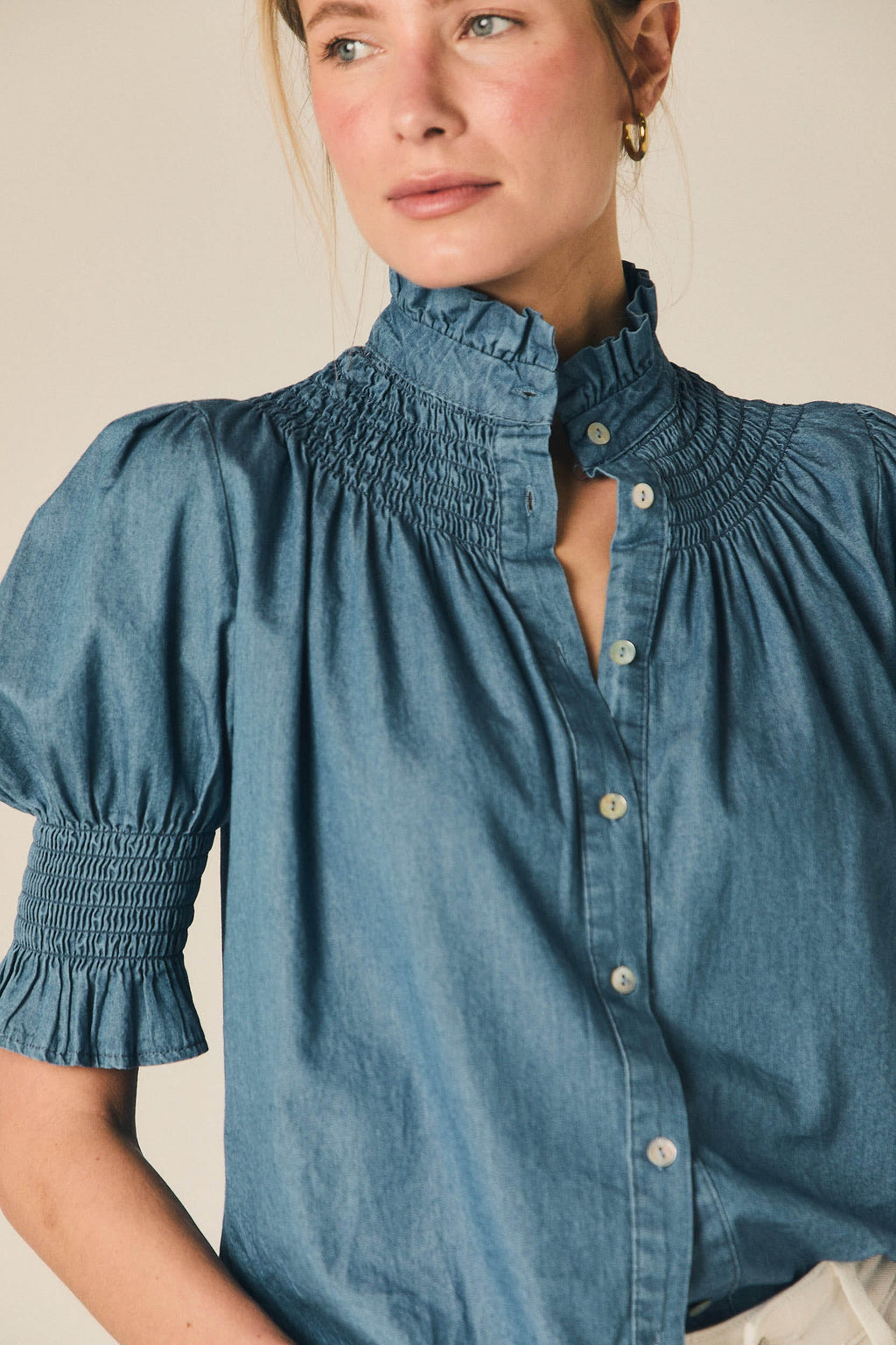 Camisa con frunce y manga corta azul