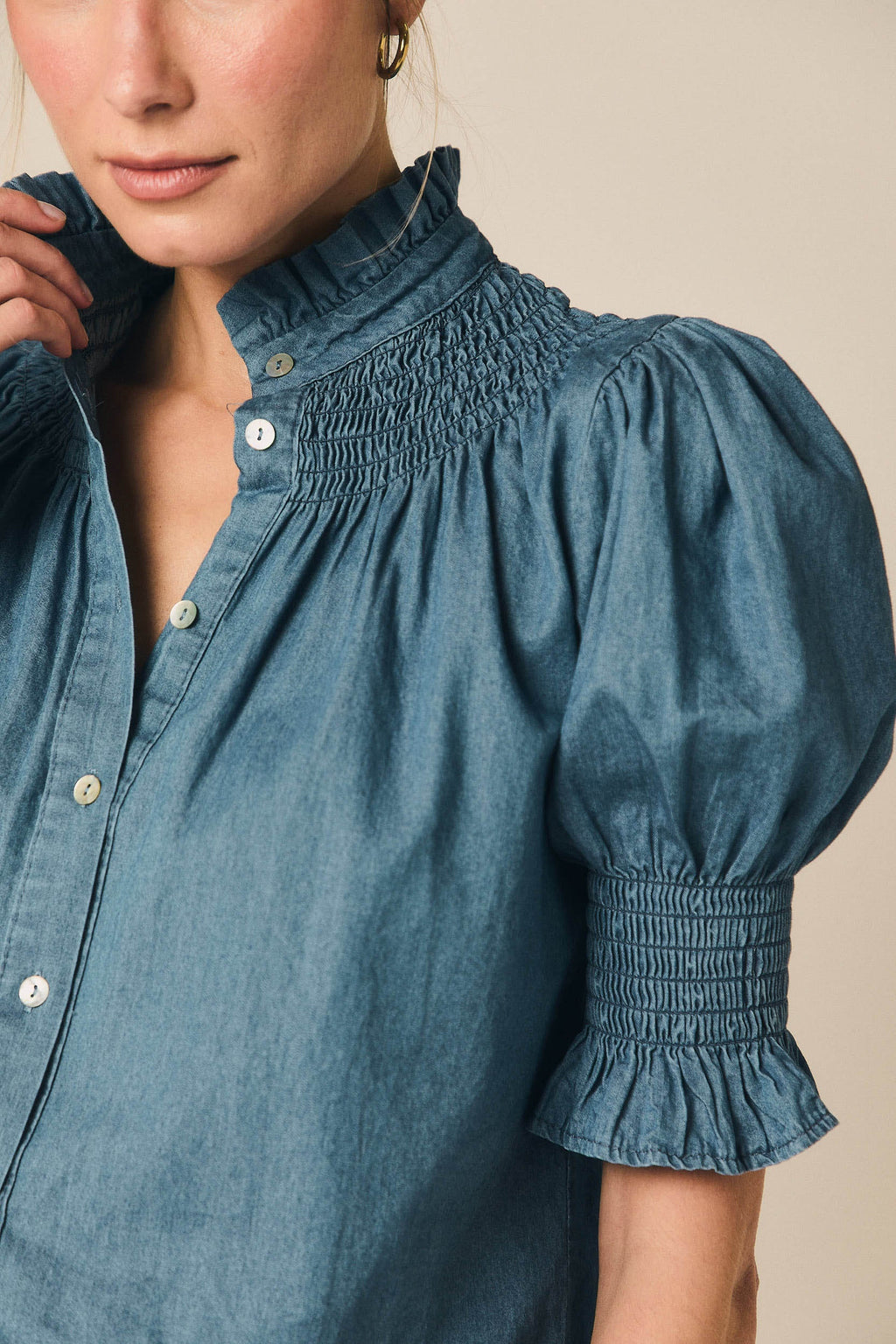 Camisa con frunce y manga corta azul
