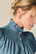Camisa con frunce y manga corta azul