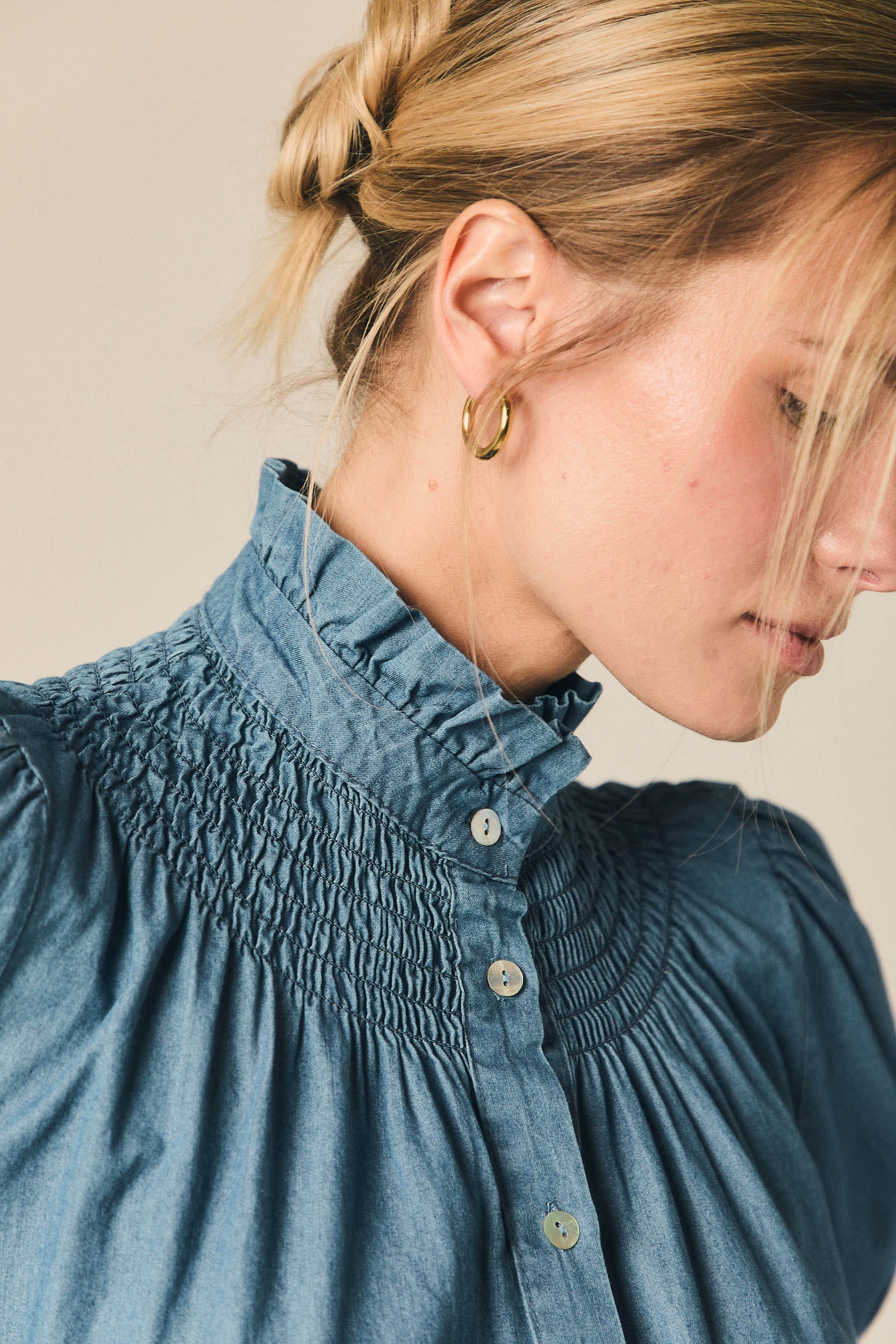 Camisa con frunce y manga corta azul