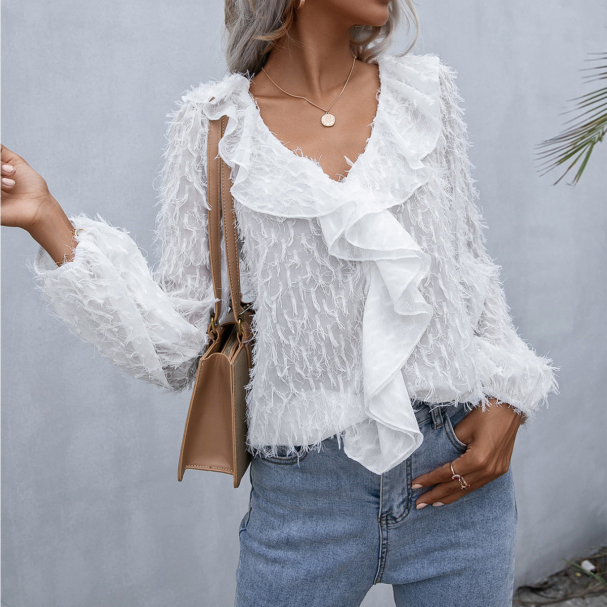 Top con volantes y plumas
