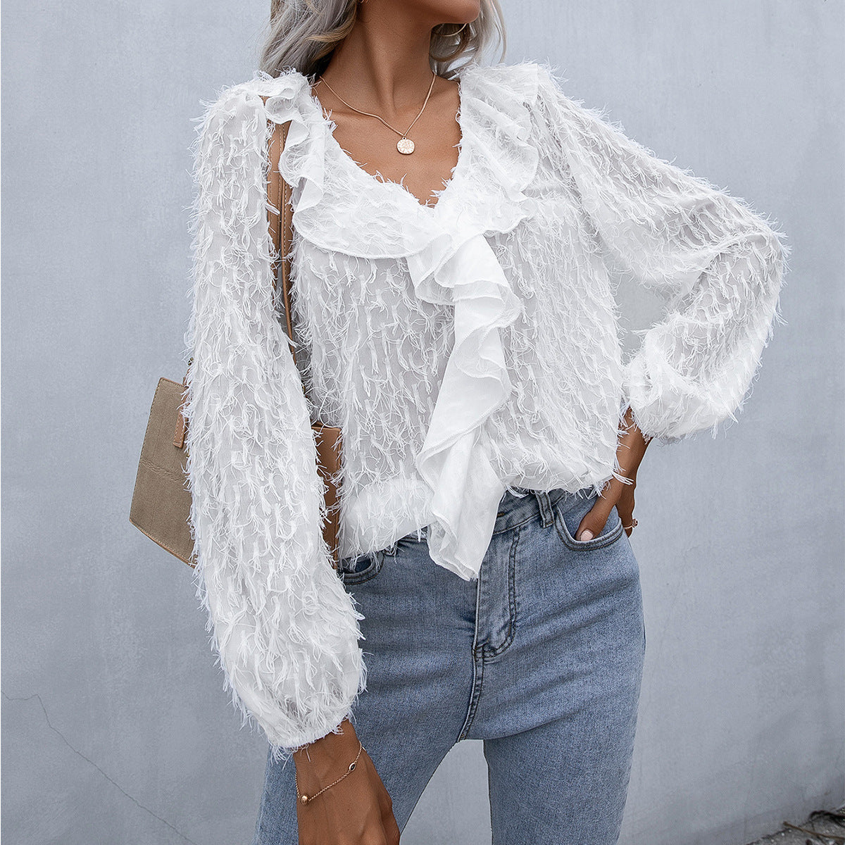 Top con volantes y plumas