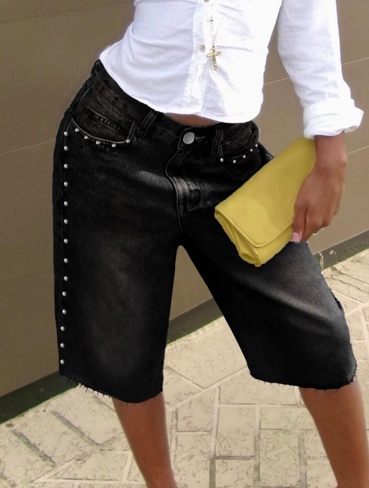 Shorts vaqueros de cintura alta para mujer, con diseño de pierna ancha, detalles de tachuelas y bajo deshilachado. Pantalones cortos de inspiración vintage, ideales para crear looks urbanos y elegantes, perfectos para brunch, citas y el día a día.