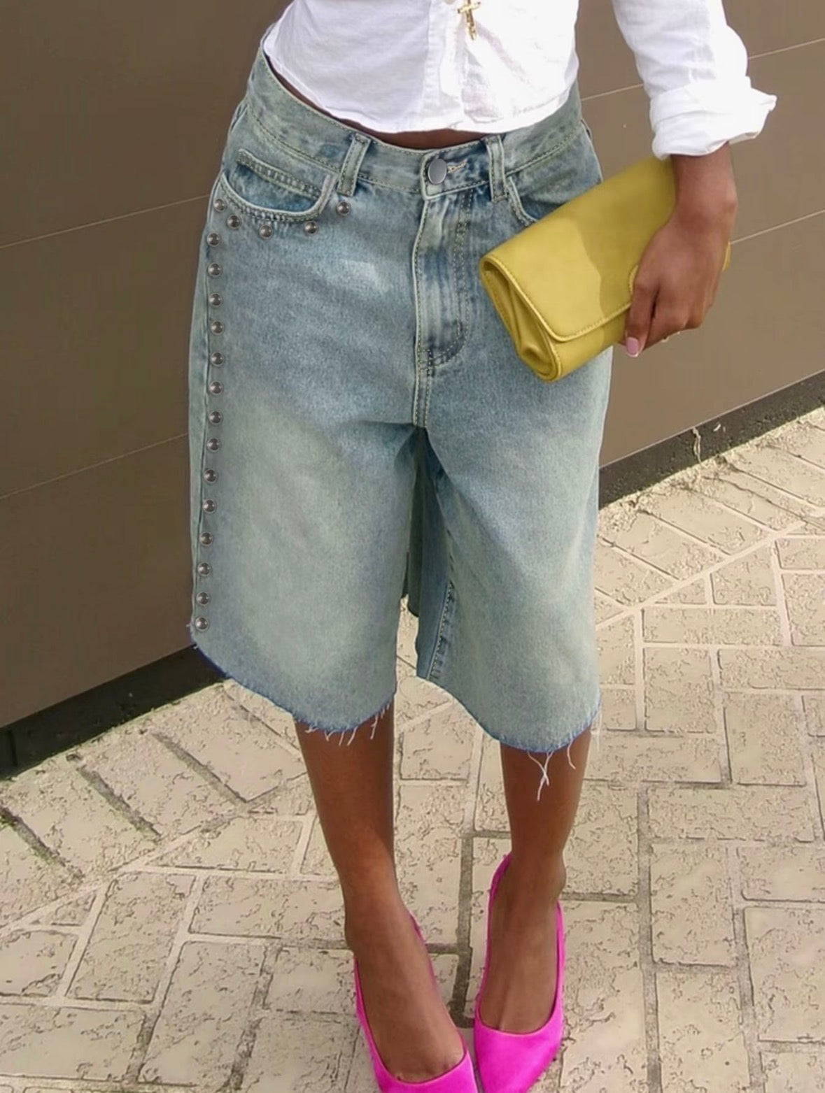 Shorts vaqueros de cintura alta para mujer, con diseño de pierna ancha, detalles de tachuelas y bajo deshilachado. Pantalones cortos de inspiración vintage, ideales para crear looks urbanos y elegantes, perfectos para brunch, citas y el día a día.