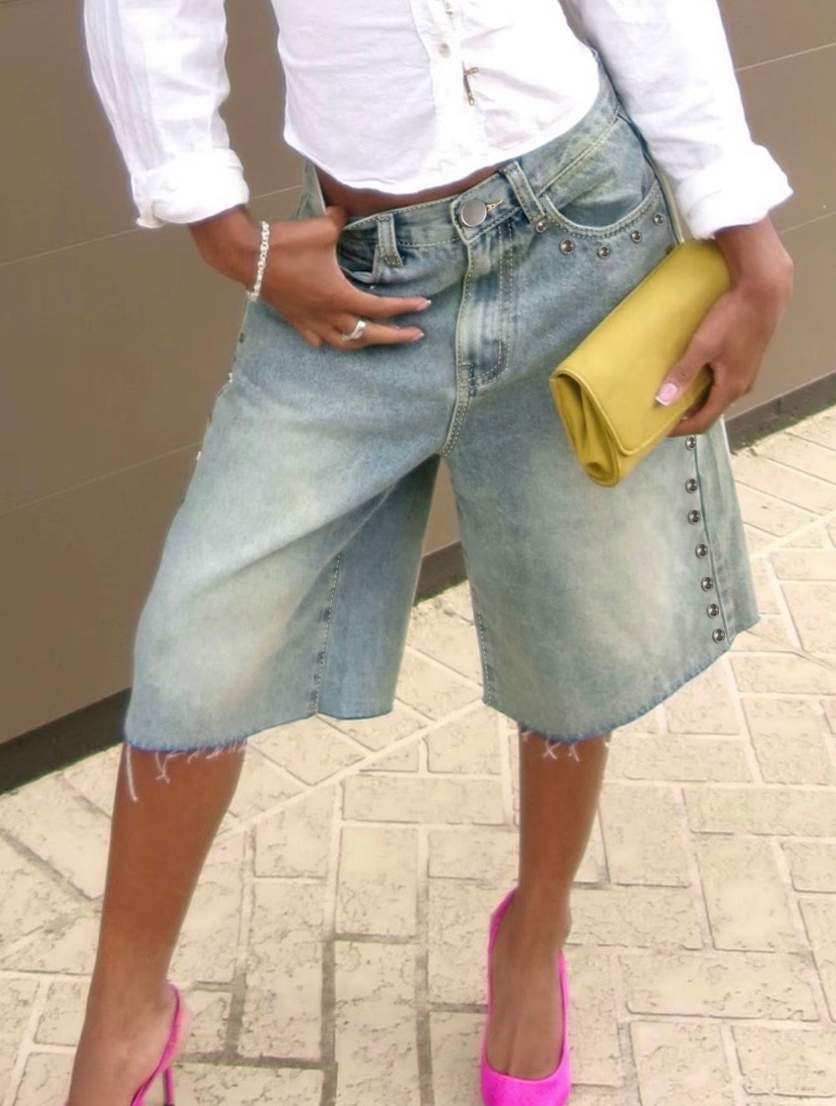 Shorts vaqueros de cintura alta para mujer, con diseño de pierna ancha, detalles de tachuelas y bajo deshilachado. Pantalones cortos de inspiración vintage, ideales para crear looks urbanos y elegantes, perfectos para brunch, citas y el día a día.