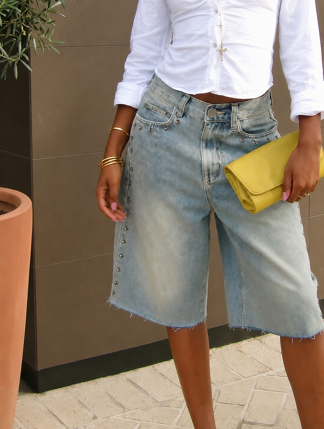 Shorts vaqueros de cintura alta para mujer, con diseño de pierna ancha, detalles de tachuelas y bajo deshilachado. Pantalones cortos de inspiración vintage, ideales para crear looks urbanos y elegantes, perfectos para brunch, citas y el día a día.