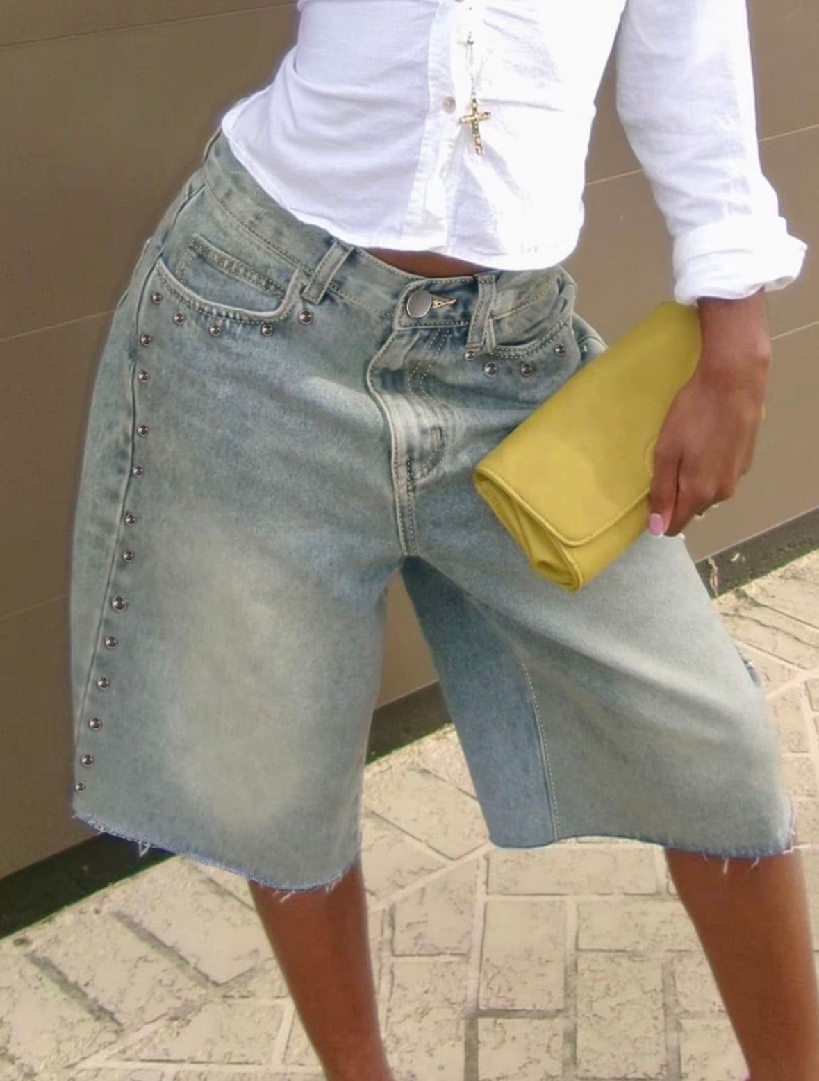 Shorts vaqueros de cintura alta para mujer, con diseño de pierna ancha, detalles de tachuelas y bajo deshilachado. Pantalones cortos de inspiración vintage, ideales para crear looks urbanos y elegantes, perfectos para brunch, citas y el día a día.