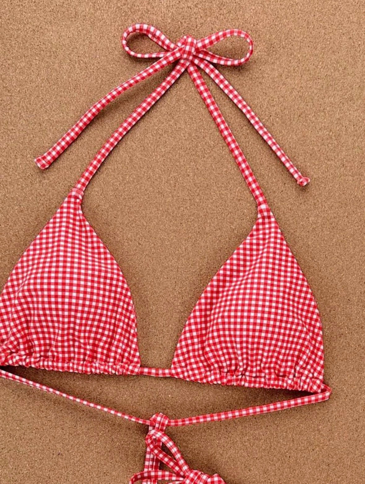 Primavera/Verano 2026: conjunto de bikini de mujer con tirantes finos tipo espagueti, diseño texturizado y estilo dulce; bikini de dos piezas con estampado de cuadros rojos, ideal para vacaciones y días de playa.