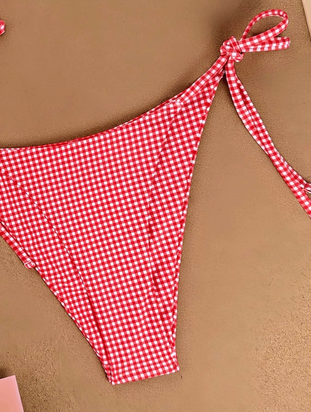 Primavera/Verano 2026: conjunto de bikini de mujer con tirantes finos tipo espagueti, diseño texturizado y estilo dulce; bikini de dos piezas con estampado de cuadros rojos, ideal para vacaciones y días de playa.