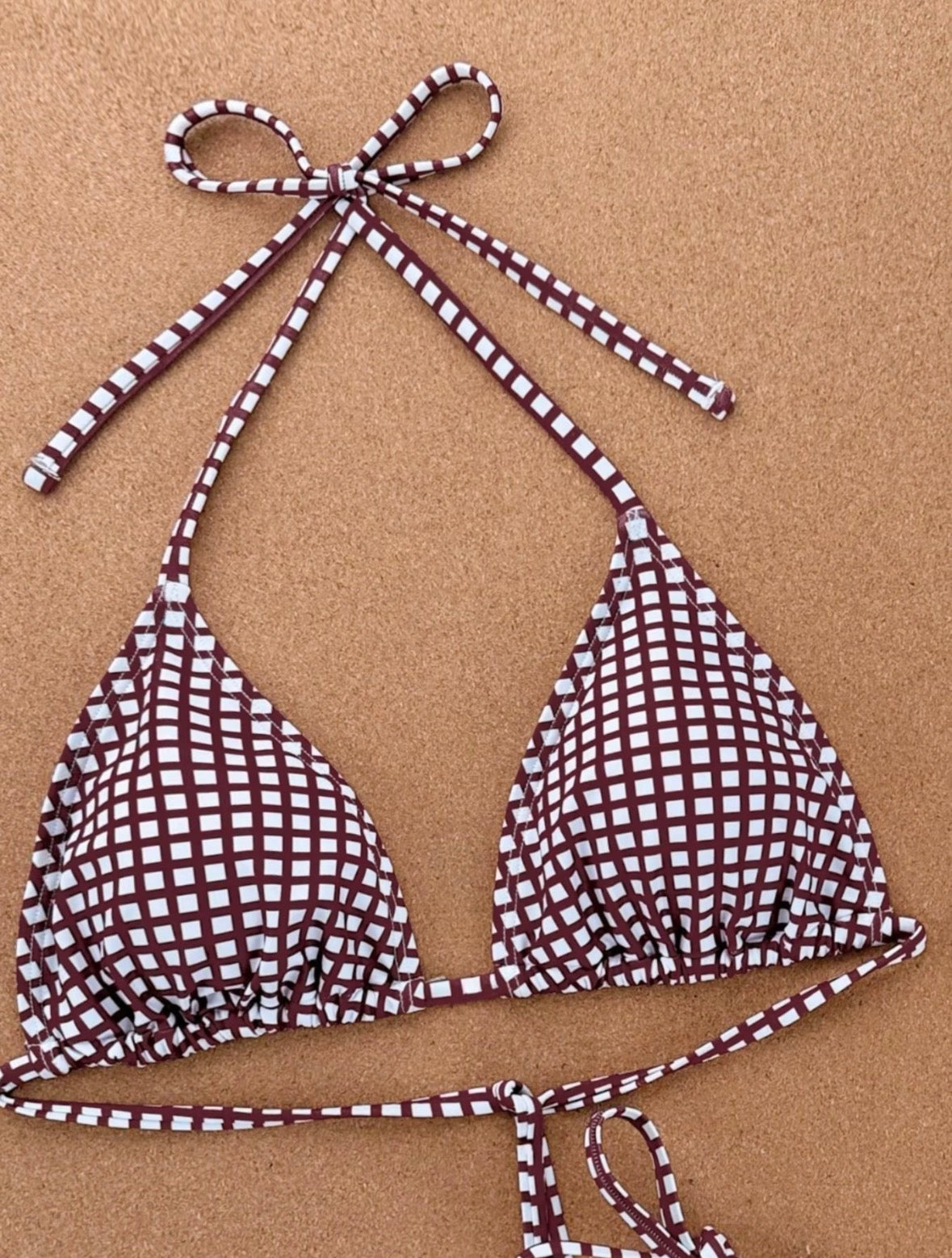 Primavera/Verano 2026: conjunto de bikini de mujer con tirantes finos tipo espagueti, diseño texturizado y estilo dulce; bikini de dos piezas con estampado de cuadros rojos, ideal para vacaciones y días de playa.
