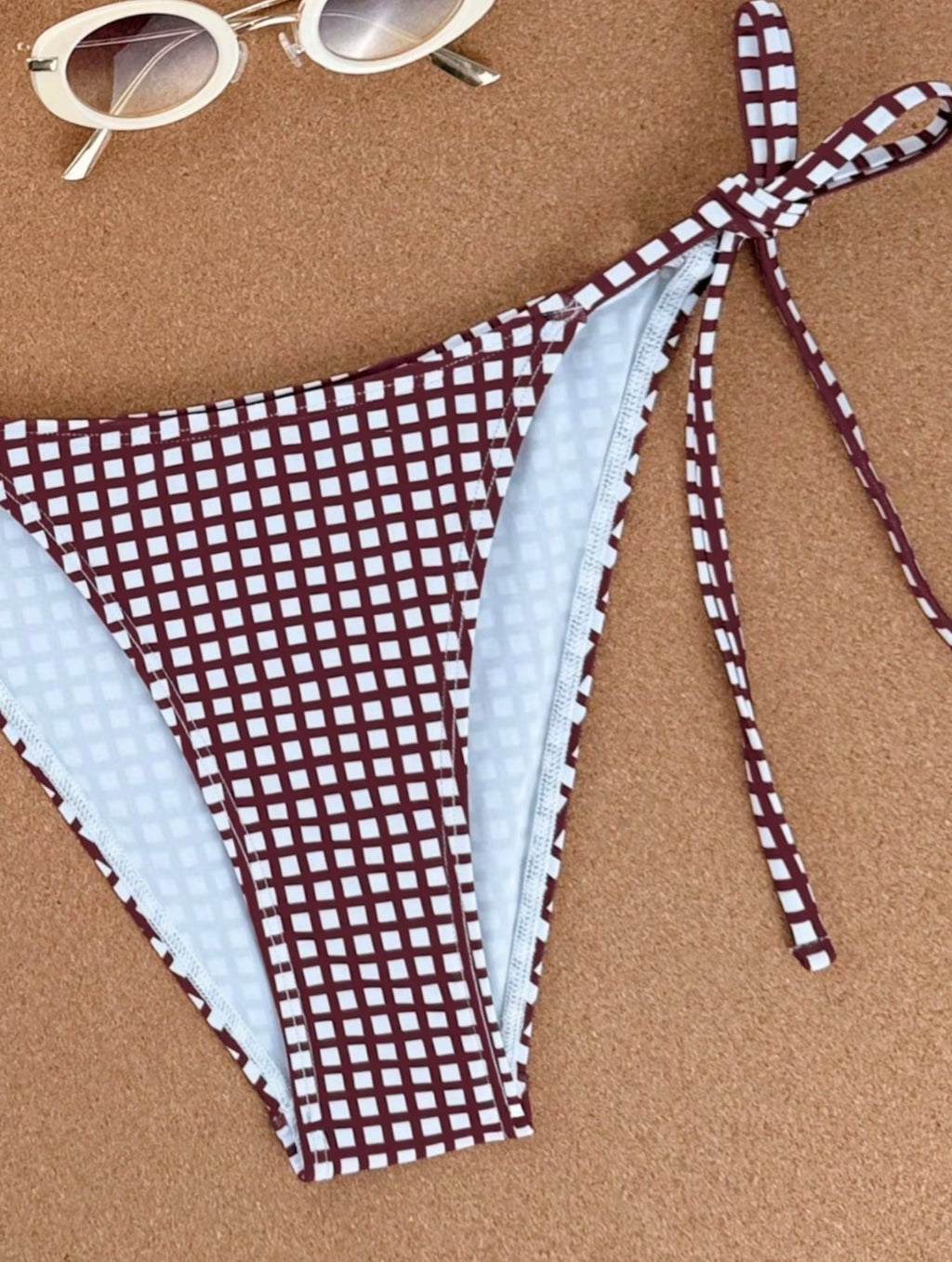 Primavera/Verano 2026: conjunto de bikini de mujer con tirantes finos tipo espagueti, diseño texturizado y estilo dulce; bikini de dos piezas con estampado de cuadros rojos, ideal para vacaciones y días de playa.