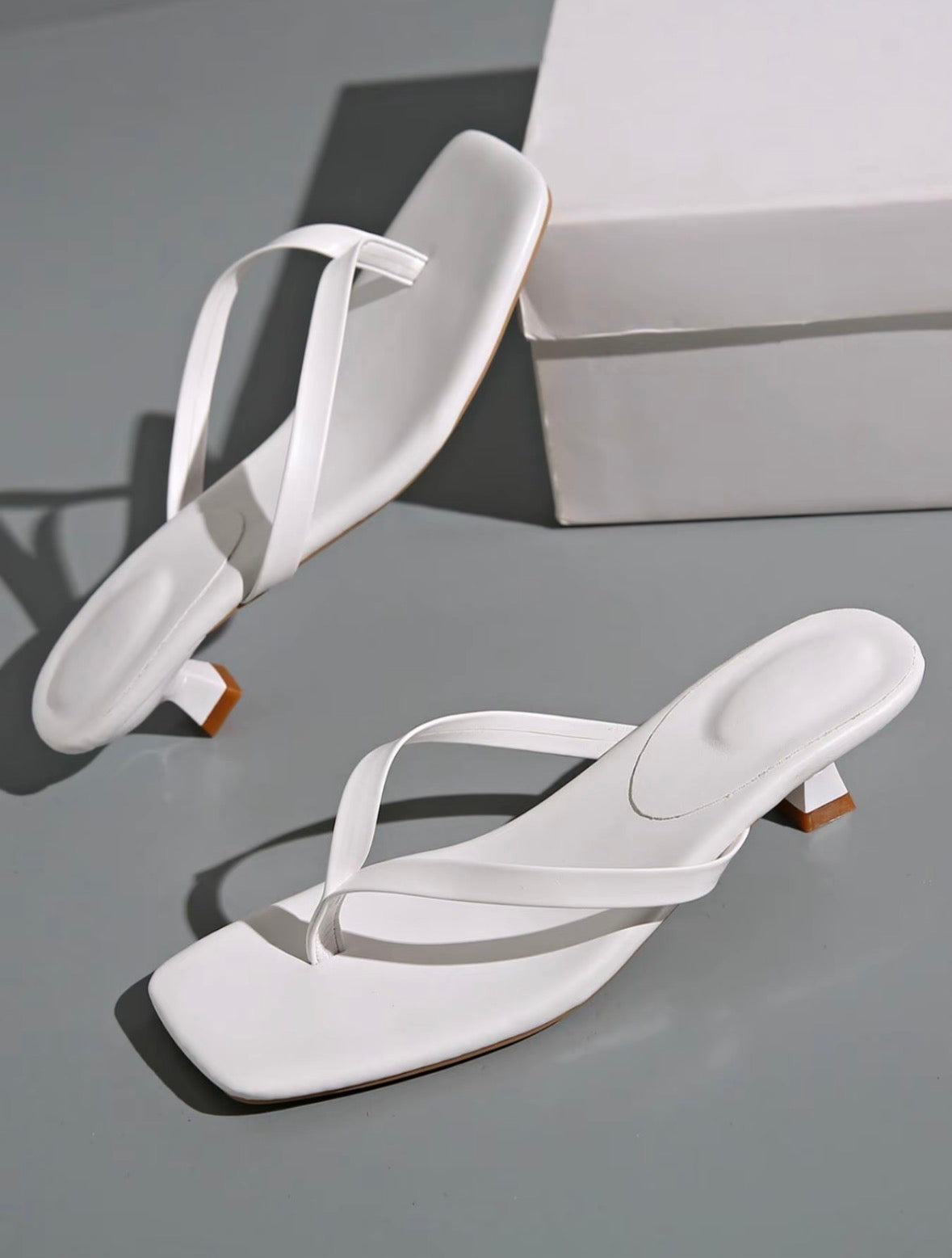 Sandalias de tacón alto para mujer en color liso, elegantes zapatos sin cierre con punta cuadrada, ideales para fiestas, uso diario y ocasiones especiales. Calzado femenino para mujeres y niñas.