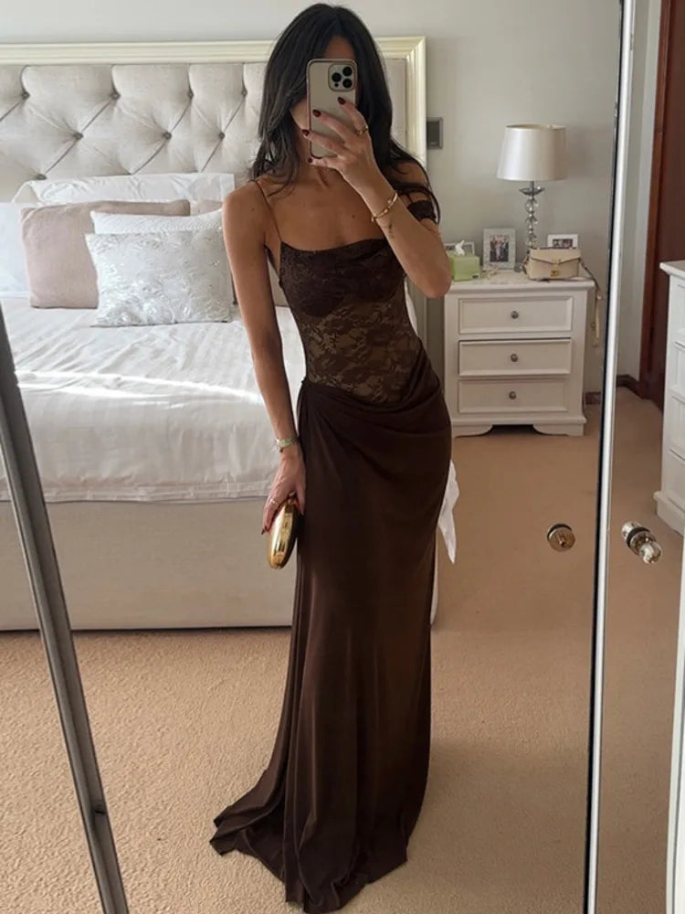 Vestido largo de encaje con un solo hombro