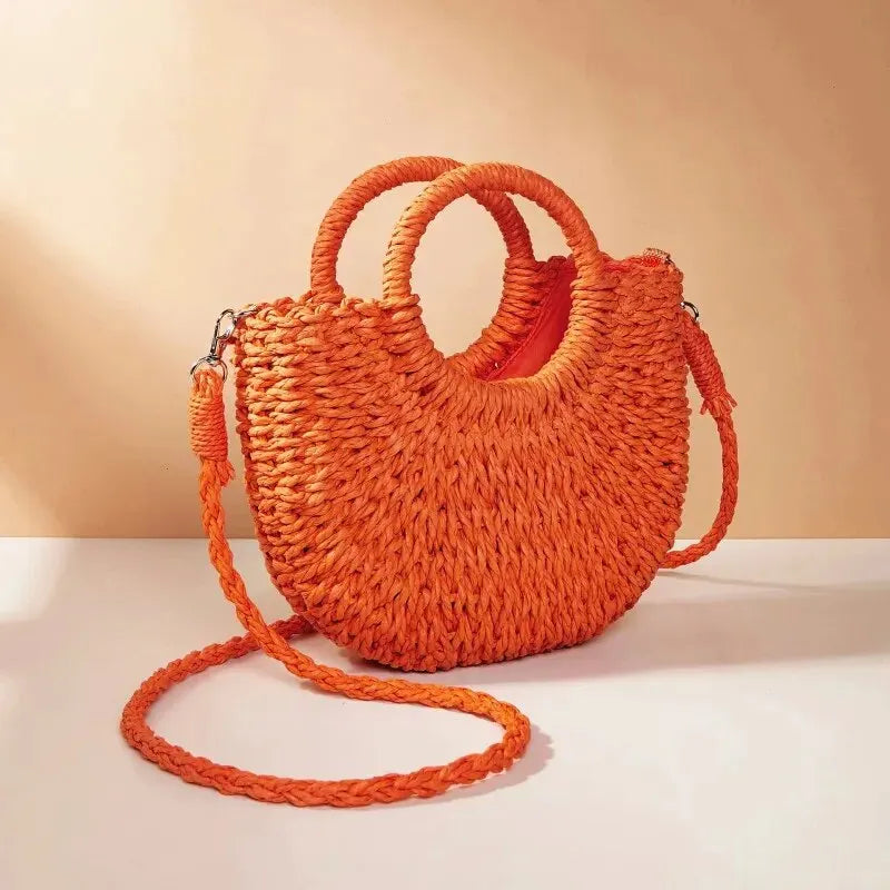 Bolso bandolera de mimbre y ratán con forma de media luna